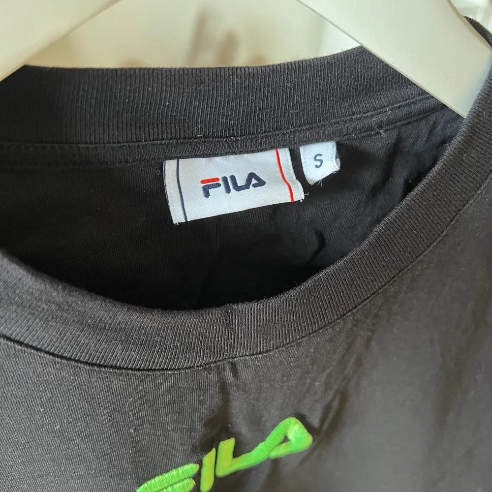 En super häftigt t-shirt från Fila x Junkyard med gröna eld lågor på 🔥💚. T-shirts.
