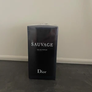 Dior sauvage EdT(100ml) - Oanvänd, plasten sitter kvar. Säljer lite parfymer från min samling.