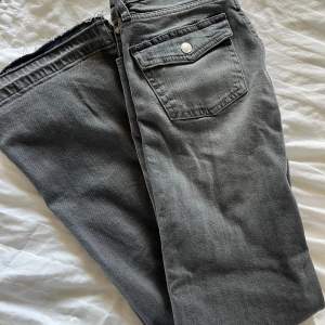 Gråa lågmidjade jeans i nyskick (använt 2 gngr)  Jag är 176 💖