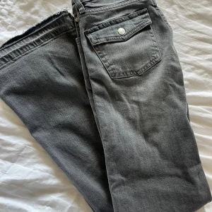 Lågmidjade jeans - Gråa lågmidjade jeans i nyskick (använt 2 gngr)  Jag är 176 💖