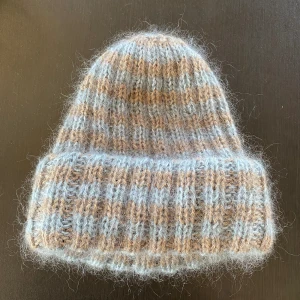 Stickad mössa xs/s - Blå och brun randig hemma stickad mössa. Garn: 100% alpacka garn + 75% mohair, 25% silke garn.