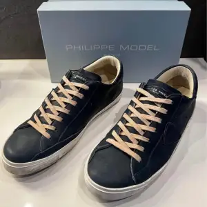Säljer nu dessa riktigt feta Philippe model skor, aldrig använda!  | box ingår | Nypris: 4600kr! 💯
