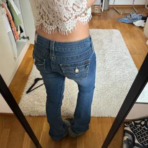 Säljer nu ett par väldigt lågmidjade True Religon jeans då d tyvärr ej kommer till användning!💗🙌🏽 Midjemått: 35 cm rakt över Innerben: 75 cm🙏🏽 Använd gärna köp nu, kram!❤️💃🏽