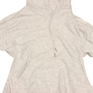 En ljusgrå hoodie från H&M. Köpte den för ungefär 249 kr. Har använts ksk 3 gånger 💓 Bra skick!