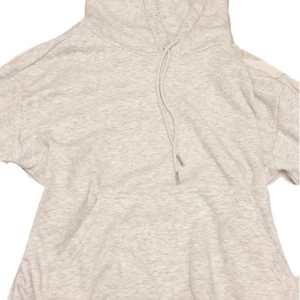 Ljusgrå hoodie - En ljusgrå hoodie från H&M. Köpte den för ungefär 249 kr. Har använts ksk 3 gånger 💓 Bra skick!
