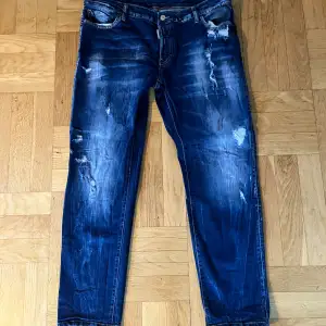 Fräscha oanvända Dsquared jeans, slim fit. Säljes pågrund av felköp.  Pris kan diskuteras vid snabb affär. Strl: 56 (xxl), 40 i midjan.  Nypris: 8500k