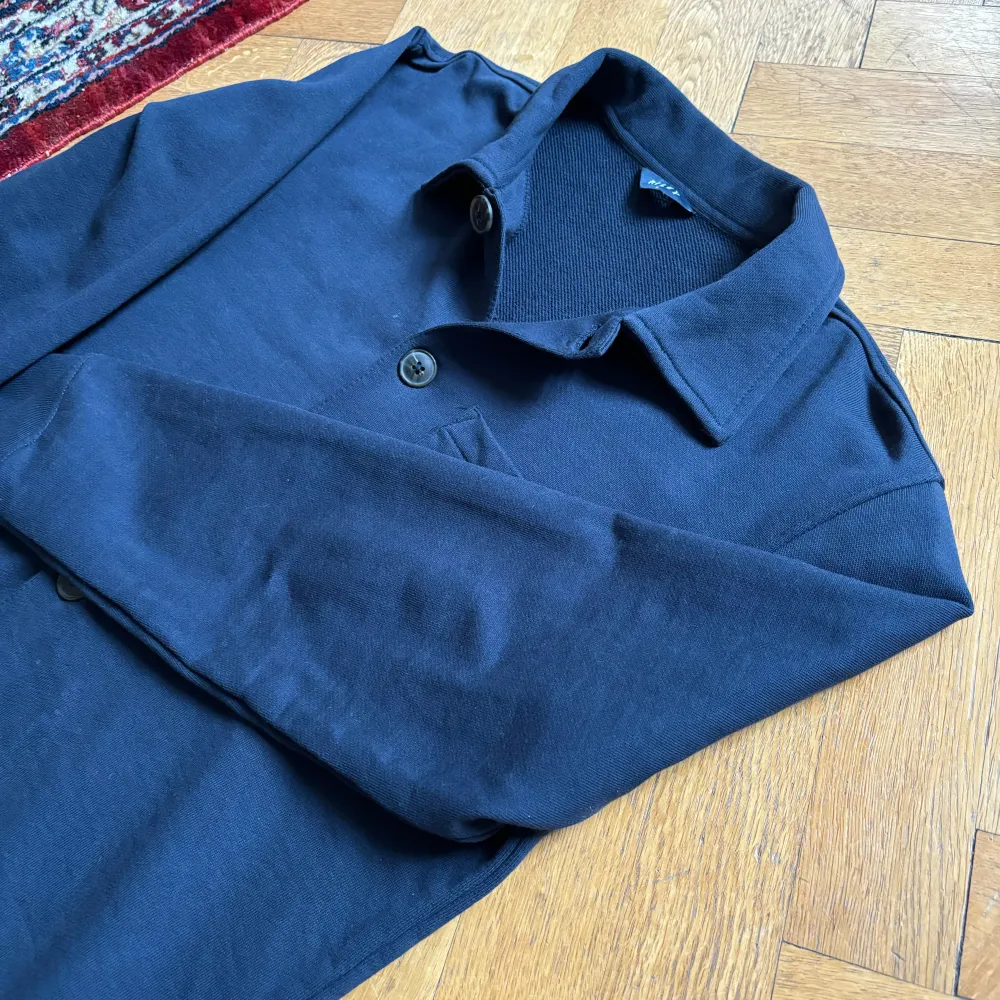 Tja, säljer nu en stilren Overshirt/tröja från Riley! Köpt för ca 1000kr förra året och knappas använd ||Han på bilden är 174cm lång||Kom privat för fler bilder eventuellt frågor angående jackan|| mvh Max🤩. Jackor.