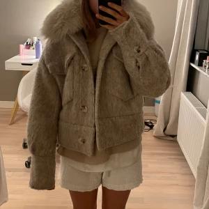 Meotine jacka  - Super fin kappa med päls från Meotine. Super bra skick