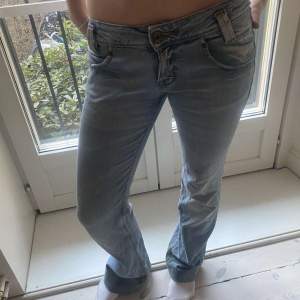 Lågmidjade bootcut lee jeans! Perfekt för långa tjejer. Midjemått ca 39 innerbenslängden ca 90! Jättebra skick