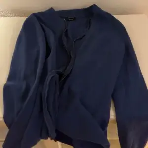 Säljer en schysst Blå Massimo Dutti zip tröja i storlek S/M. Kontakta vid fler frågor🙌 priset är inte Stenhårt fastställd. 