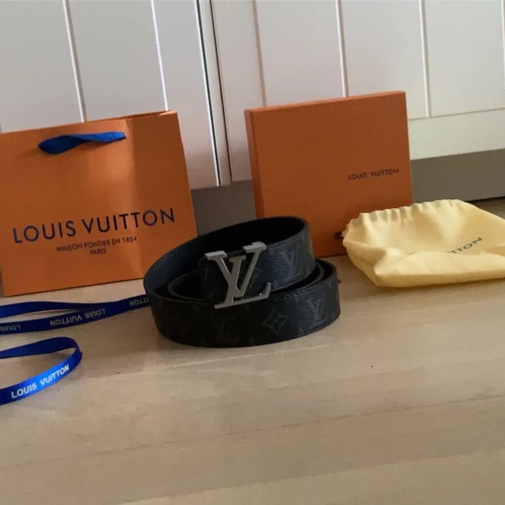 Jag vill sälja helt helt nya 1:1 LV bälte. Då får du med kvitto, box, påse och såklart Louis Vuitton bälte!. Övrigt.