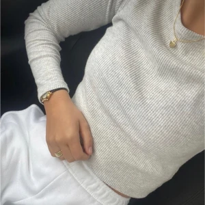 Zara - Super fin, sitter snyggt tajt! Köpt på Zara, nästintill oanvänd❣️