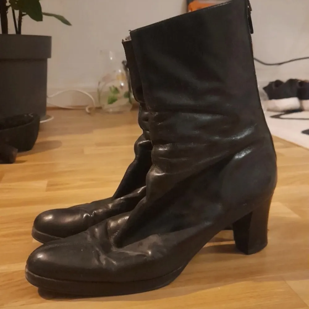 Läder boots inköpta någon gång på 90-talet. Bra kvalité men ganska välanvända. Några repor på klacken (bild 3,4), men inget som syns när man har på sig dem!. Skor.