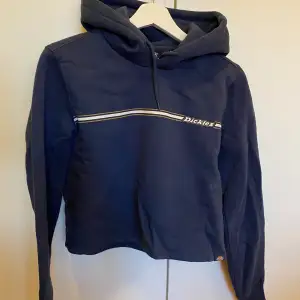 Oanvänd croppad Dickies hoodie, mörkblå. Liten i storleken, skulle säga att det mer är en XS. Skriv om du har någon fråga 💞