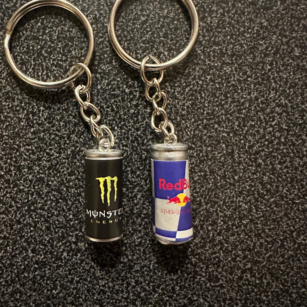 Nya nyckelringar med monster och redbull.. Accessoarer.