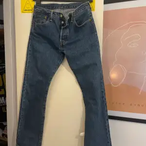 Kollar intresset på mina Levis jeans som är i väldigt bra skick!! passar mig i längden som är 172!🌟