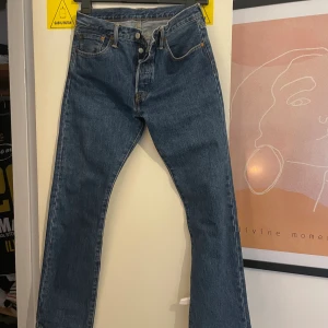 Levis jeans  - Kollar intresset på mina Levis jeans som är i väldigt bra skick!! passar mig i längden som är 172!🌟