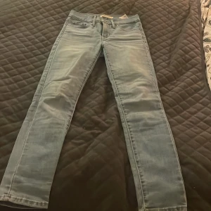 Jeans - Tights jeans från Levis i en fin ljus tvätt. Jag är 168cm lång och har passat bra i längden.