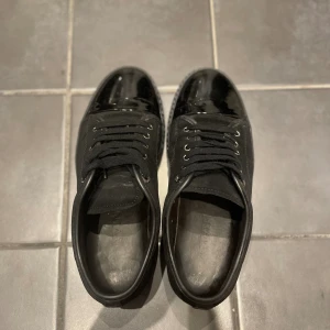 Lanvin Skor  - Tjena! Säljer nu dessa feta lanvin skor med ett riktigt bra skick 9/10 och med ett riktigt bra pris. Fråga gärna om ni undrar över något. 