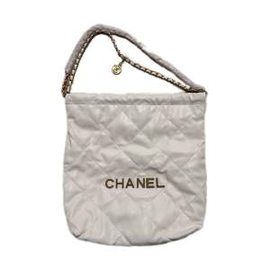 Supersnygg väska passar bra till våren Helt ny ⭐️✨ Chanel 22 väska