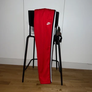 Nike pants - Riktigt fina nike byxor med zip för att göra benen mer vida. Är i jättefint skick men används inte längre.  