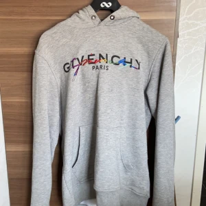 Givenchy Paris hoodie - En givenchy Paris hoodie i Bra skick lite Knottrigt men annars i mycket Bra skick