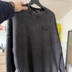 Champion sweatshirt  - Säljer denna sweatshirt från Champion då den inte använts på länge och något som inte passar mig! Köptes för 700kr och det är storlek S
