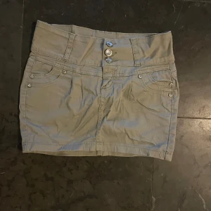 Grön/grå kjol med fina detaljer - Så fin. Inga defekter. Storlek xs. Grön/grå snarare en ljusare militärgrön. 