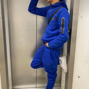 Old gen tech fleece  - Old gen techfleece, denna modell tillverkas inte längre! Använd endast en gång. Den är som ny i butik.   [ OBS, köper du fler varor bjuder jag på frakten 🤌🏻 ]