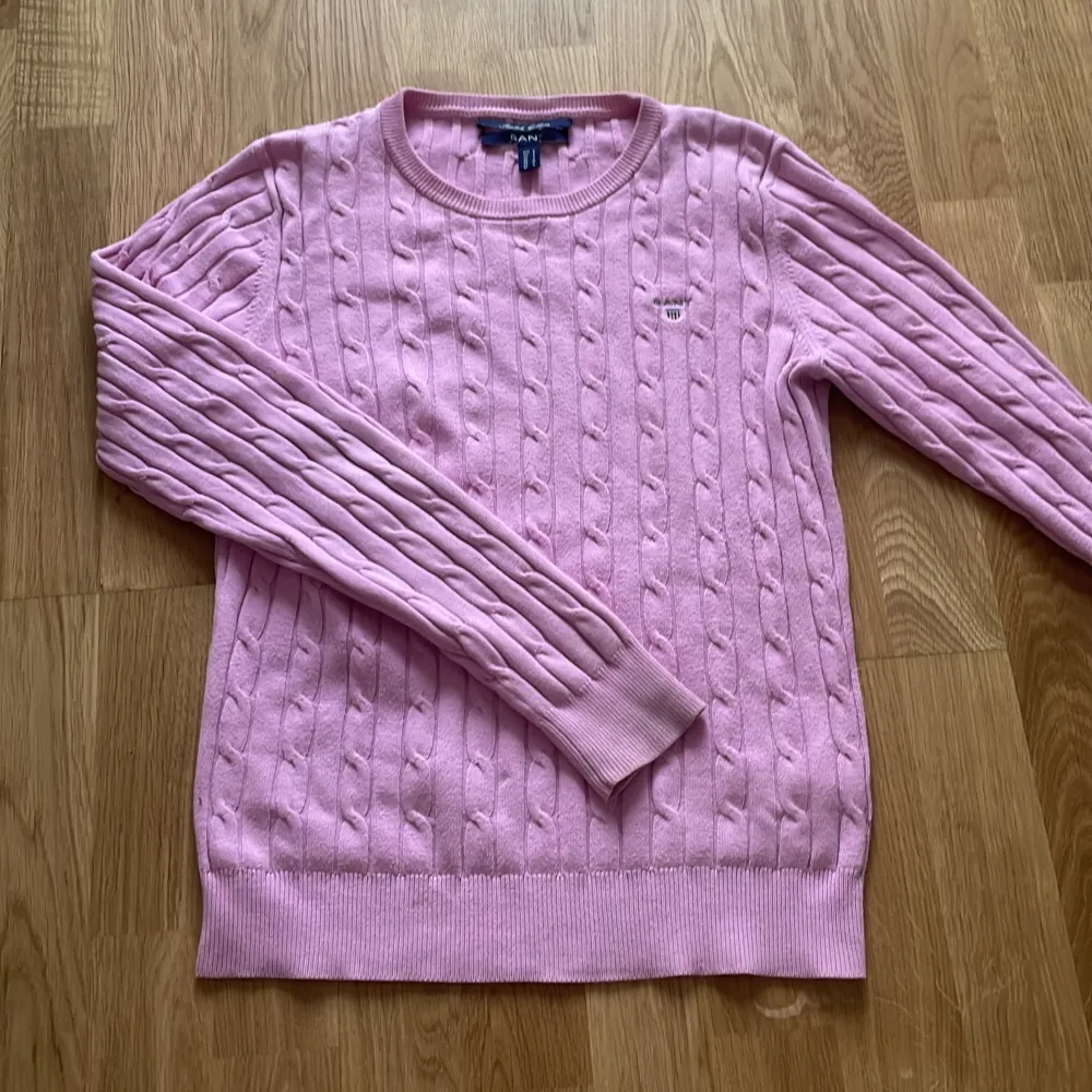 Jättefin rosa gant tröja inte jättesliten men som man ser på sista bilden har lappen nästan åkt av men det är inget man märker och man kan sy fast den igen! 💘🩷. Hoodies.