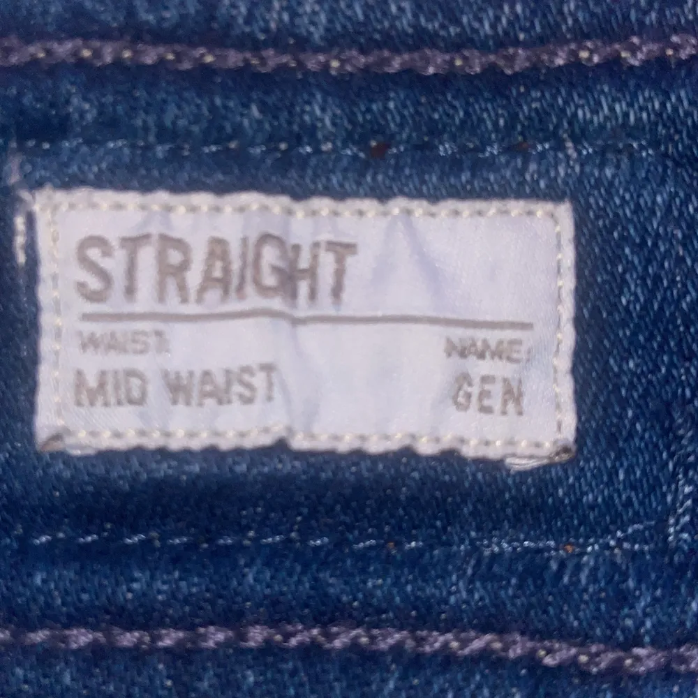 Snygga jeans men passar inte mig. Dom är midwaist med två knappar där fram. Pris går att diskuteras💗. Jeans & Byxor.