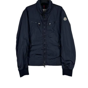 Moncler windbreaker  - Storlek L, passar M/L, skick 8,5/10. Inga fläckar eller repor. Skriv gärna om du har fler frågor:)