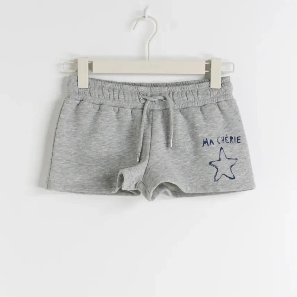 Säljer dessa snygga shorts från Gina young! Knappt använda . Shorts.