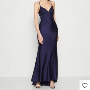 Bal klänning 👗  - Säljer nu min fina balklänning, använd en gång. Nypris är ca 3000. Passar mig perfekt i längden som är ungefär runt 160-163 cm lång ☀️ Hör av er vid intresse.