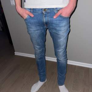 Feta ljusblå nudie jeans. Storlek W30 L32. Fint skick. Tveka inte på att höra av dig. Mvh Re:New Closet