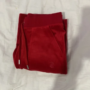 Juicy couture byxor - Jag vill sälja mina röda juicy couture byxor. I fint skick. Pris går att diskutera. 