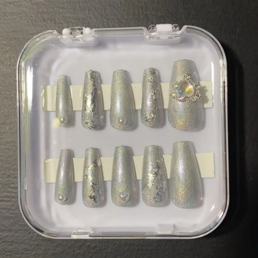 Handgjort press on nailset i silver chrome🤍 Naglarna har dubbelsidade gluetabs på insidan som man drar bort yttre lagret från, behövs inget lim.. Accessoarer.
