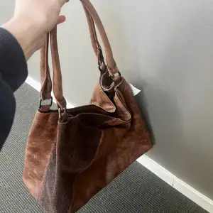 Fin brun väska som rymmer mycket