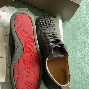 Christian Louboutin skor - Tja, säljer nu mina Louboutin skor eftersom dom inte passar mig längre. Perfekta nu inför sommaren(Låda ingår). Tveka inte me frågorna!