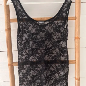 Spets linne - Svart spets linne. Storlek L men är mindre än så. Stretchigt tyg. Mycket bra skick🪩✨🖤