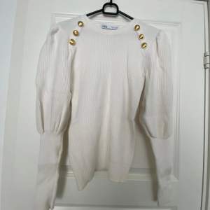 Jättefin vit tröja från Zara med guldiga knappar.  Tröjan är i fint skick, använd Max 2-3 gånger.  Tröjan är I storlek L men liten i storleken så skulle säga den är som M.