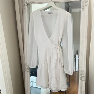 Student klänning - Superfin klänning ifrån NAKD, använd endast 1 tillfälle och ser helt ny ut. Storlek 40, men passar även 38. Justerbart bant i midjan 🤍 Priset är exl.frakt, kan mötas upp.