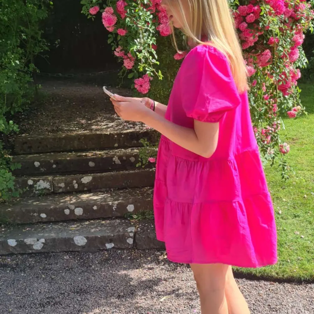 Jätte fin volangklänning i en stark rosa färg. Köpt från Zara och är i storlek S💕. Klänningar.