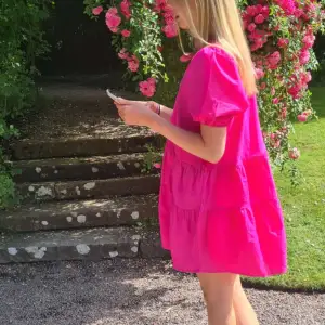 Jätte fin volangklänning i en stark rosa färg. Köpt från Zara och är i storlek S💕