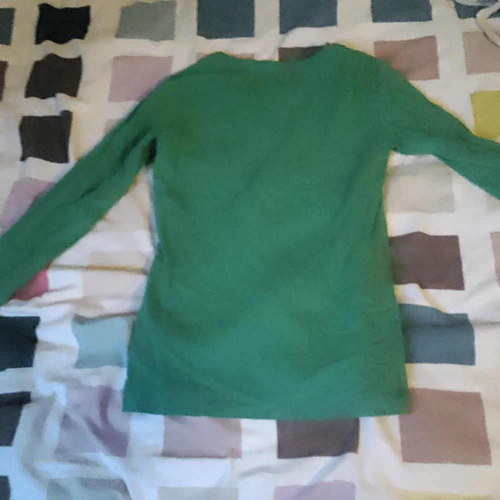 En grön lång prmad tröja från Cubus💚. Tröjor & Koftor.