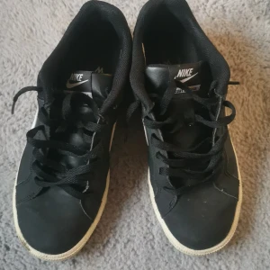 Nike court Royale  - Jag säljer dom hära skor eftersom jag har växt ut från storleken 39. Och skosulan har blivit gul, men jag tror att det är en enkel fix. Men just eftersom dom är lite gula säljer jag dom för 200kr mindre än priset på nya. 