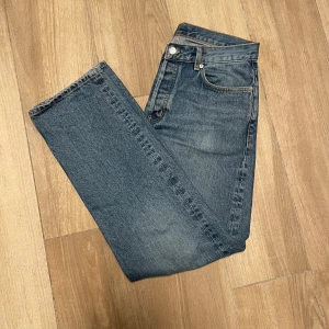 ARKET Loose jeans - Blåa jeans med ledig passform. Mycket bra skick. Nypris 990.