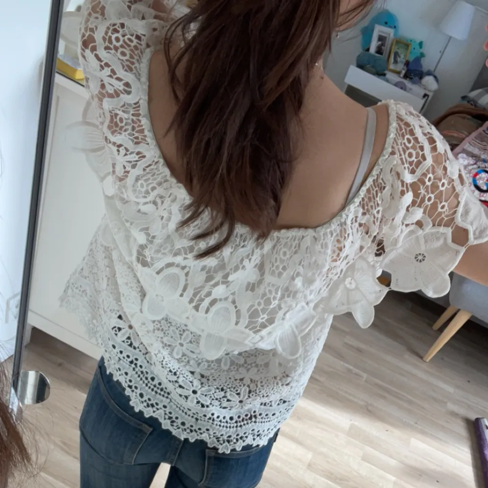 Jätte fin spets tröja som aldrig är använd då den är alldeles för stor för mig 💗 Perfekt till sommaren 💗. Toppar.