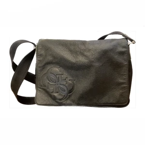 Guess Väska - Stor axelremsväska från Guess, får plats med dator och böcker + har fickor inuti och utanför❤️ Pris är diskuterbart vid snabb affär