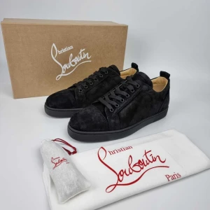 Louboutin Skor Svarta - Ett par helt nya loubs utan spikar som kommer med allting på bilden. Priset kan ändras gällande snabb affär😉
